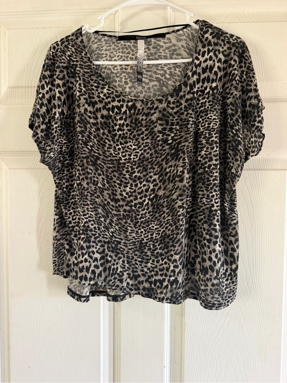 Kensie Black and White Leopard Print Short Sleeve Scoop Neck Top